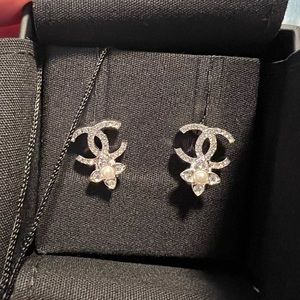 Chan 22p studs earrings